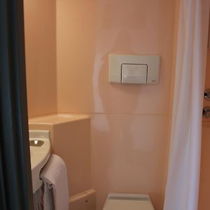 Chambre Lit Queen-Size avec Accès aux Personnes Handicapées